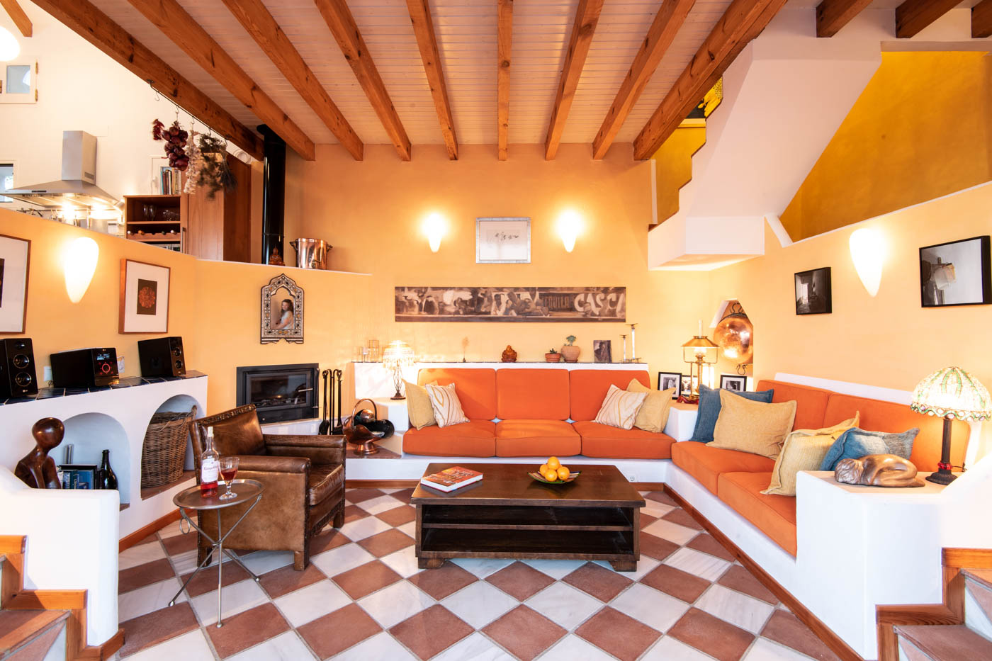 La sala de estar tiene un toque marroquí 